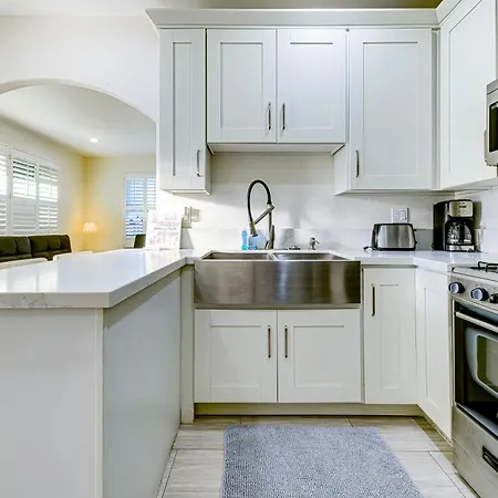 Stylish Modern Home, Ac, Parking & Near Fwys